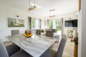 ein Esszimmer mit einem großen Marmortisch und Stühlen in der Unterkunft Villa Nadalina, Cista Provo in Lovreć