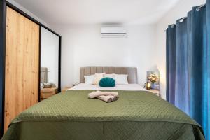 ein Schlafzimmer mit einem Bett und einem Handtuch darauf in der Unterkunft Villa Nadalina, Cista Provo in Lovreć + 42 Fotos