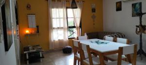 Una cocina con mesa y sillas y una ventana. en Cunumí, en Puerto Iguazú 3 fotos más