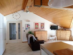 ein Wohnzimmer mit einem Sofa und einem TV in der Unterkunft La Posada sul Colle in Tenna