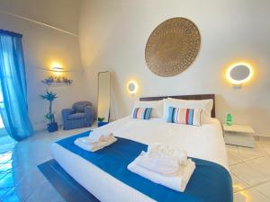 um quarto com uma cama grande e toalhas em Suite Palazzo Capri - Seaview em Capri