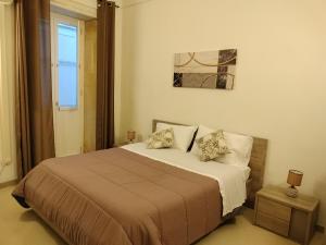 a bedroom with a bed and a window at Sunset Ortigia-locazione turistica in Syracuse