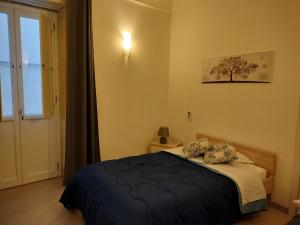 a bedroom with a bed and a window at Sunset Ortigia-locazione turistica in Syracuse
