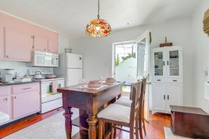 cocina con mesa, sillas y nevera en Pet-Friendly Smith Island Cottage with Golf Cart!, en Ewell