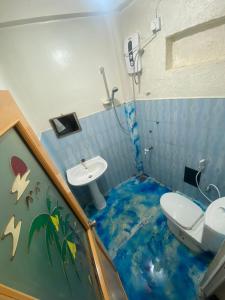 a bathroom with a fish themed flooring in a bathroom at Green Heart Homestay in Nuwara Eliya
