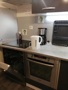 una cucina con piano di lavoro e macchinetta del caffè di Le Coty a Fécamp