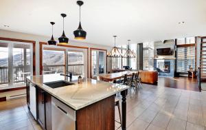 Una cocina y comedor con vistas a las montañas. en Chalet 42 Chemin Blanc by Les Chalets Alpins, en Stoneham