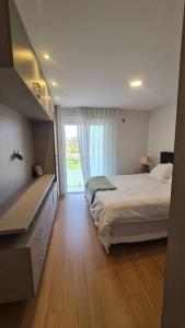 タリハにあるFeliz descanso-acogedor/modernoのベッドルーム1室(ベッド1台、大きな窓付)