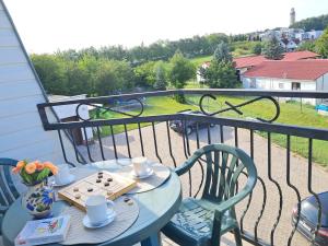 niebieski stół i krzesła na balkonie w obiekcie Dom Sonia w mieście Niechorze