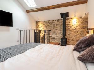 ein Schlafzimmer mit einem Bett und einem TV an der Wand in der Unterkunft Skylight Retreat in Carnforth