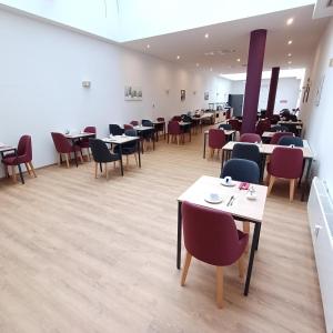 a dining room with tables and chairs in a room at Trip Inn Hotel Düsseldorf Neuss in Neuss