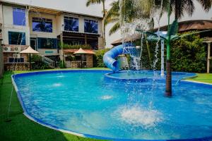 una grande piscina con una fontana d'acqua di Hotel La Cascada - Lago Agrio a Nueva Loja