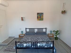 una camera con un letto nero di Botanical a Bologna