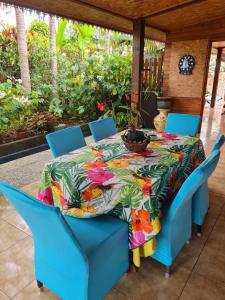 聖路易的住宿－Meublé de tourisme Makaze，露台上一张桌子,上面有五颜六色的桌布