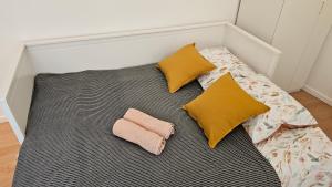 1 cama con 2 almohadas y colcha en Fantastic renovated studio in Paris, en París