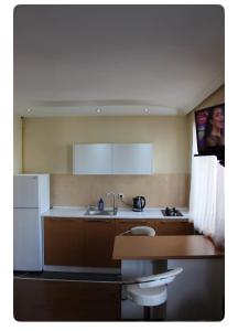 Кухня или мини-кухня в Flat in the centre of Batumi
