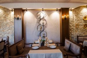 Hotel Kiko في بيتولا: غرفة طعام مع طاولة في مطعم
