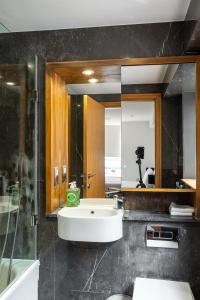 uma casa de banho com um lavatório branco e um espelho. em Luxury 3Bed 2Bath-London Marylebone Station em Londres