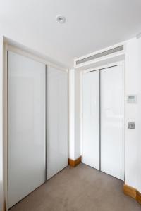 duas portas de correr num quarto vazio com paredes brancas em Luxury 3Bed 2Bath-London Marylebone Station em Londres