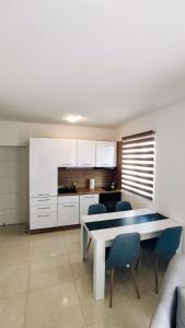 een keuken met een tafel en stoelen in een kamer bij Apartments Rodin in Trogir