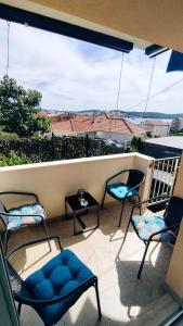 een balkon met stoelen en uitzicht op de stad bij Apartments Rodin in Trogir