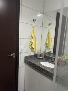 貝澤羅斯的住宿－Flat 1218, no residencial monte castelo，一间带水槽和镜子的浴室