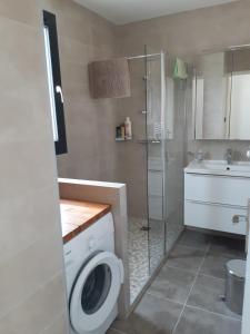 łazienka z pralką i prysznicem w obiekcie Appartement fonctionnel proche du centre ville w mieście Narbona +9 zdjęć
