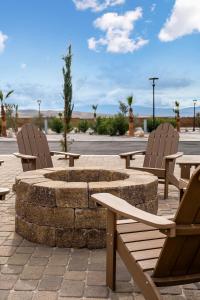 un grupo de sillas y una hoguera en un parque en RV51-Lot-Paradise RV Park en Desert Hot Springs