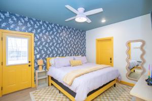 - une chambre avec un lit et un ventilateur de plafond dans l'établissement New! Luxury Home Wrec Area Near Ft Leonard Wood, à Waynesville