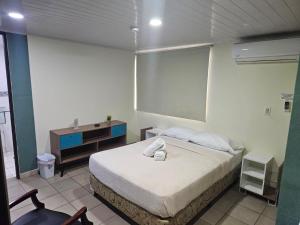 Cama ou camas em um quarto em Hostal EL Prado