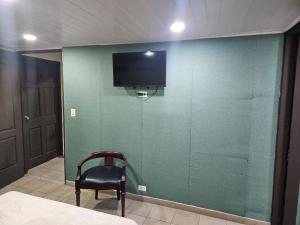 Uma TV ou centro de entretenimento em Hostal EL Prado
