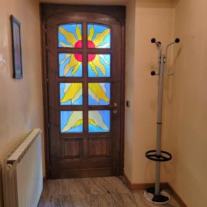 een deur met een glas-in-loodraam in een hal bij Il Cortiletto Mountain Lake Iseo Hospitality in Costa Volpino