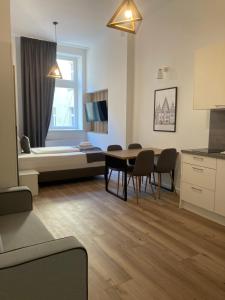 TV a/nebo společenská místnost v ubytování Aviendo Old Town Apartments