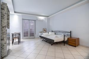 1 dormitorio con 1 cama y 1 mesa en Kastella cozy flat for 2 persons my MPS en Piraeus