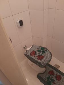a bathroom with a toilet with a flower pattern on it at Cantinho in Rio de Janeiro