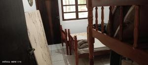 巴拉那瓜的住宿－Paraíso da ilha，小房间设有双层床和窗户