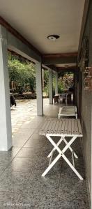 巴拉那瓜的住宿－Paraíso da ilha，庭院配有2把躺椅和桌子