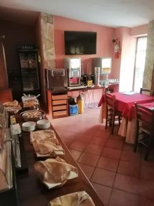 パリヌーロにあるHotel Villaggio Tabùの食卓付きのキッチン