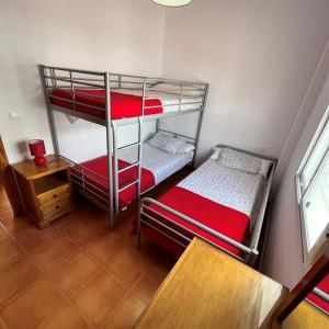Cette petite chambre dispose de 2 lits superposés et d'une fenêtre. dans l'établissement Casa adosada en Urbasur ISLANTILLA, à Islantilla