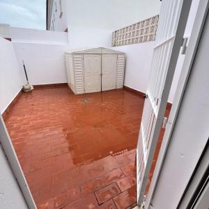 - une vue depuis l'intérieur d'une chambre dotée d'un sol en briques dans l'établissement Casa adosada en Urbasur ISLANTILLA, à Islantilla