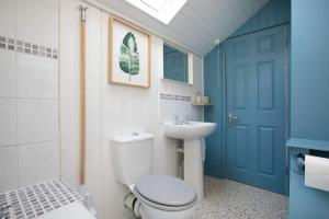 bagno con servizi igienici, lavandino e porta blu di Stylish 4 Bed Home In Central Nottingham w/Parking a Nottingham