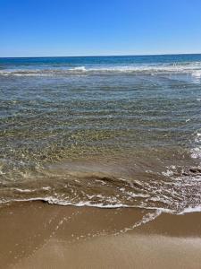 a beach with the ocean and the shoreline at B&B Albergo Sicilia in Avola