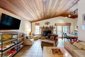 Una sala de estar con un sofá y un televisor. en Scenes of Evergreens, en Incline Village