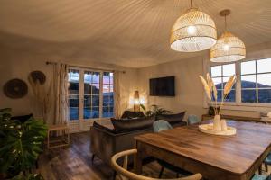a living room with a wooden table and chairs at Villa de 90m² à 5 minutes de la mer, terrasse 50m² in Sainte-Maxime