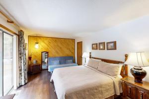 Un dormitorio con una cama grande y una ventana. en Scenes of Evergreens, en Incline Village