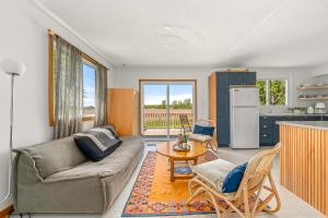ein Wohnzimmer mit einem Sofa und einem Tisch in der Unterkunft Field of Dreams in Picton