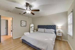 een slaapkamer met een bed en een plafondventilator bij Inviting Columbus Home with Deck 7 Mi to Downtown! in Columbus