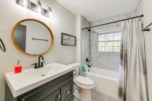 Phòng tắm tại Inviting Columbus Home with Deck 7 Mi to Downtown! +19 ảnh