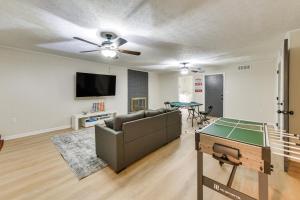 TV/trung tâm giải trí tại Inviting Columbus Home with Deck 7 Mi to Downtown!