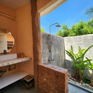 ein Bad mit einer Dusche in einer Ziegelwand in der Unterkunft ฺBuena Vista Pool Villa Hua Hin (บ้านพักหัวหิน) in Hua Hin